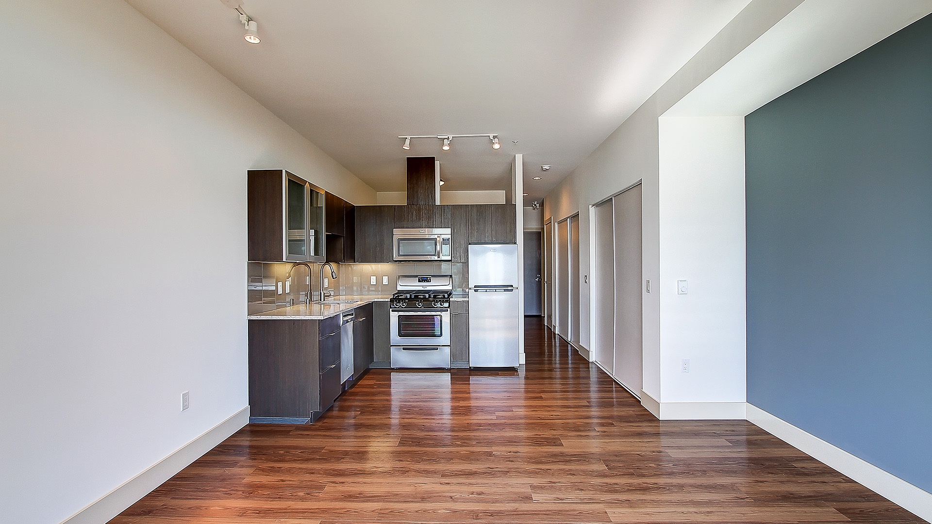 Collins on pine 1bedroom kitchen view1