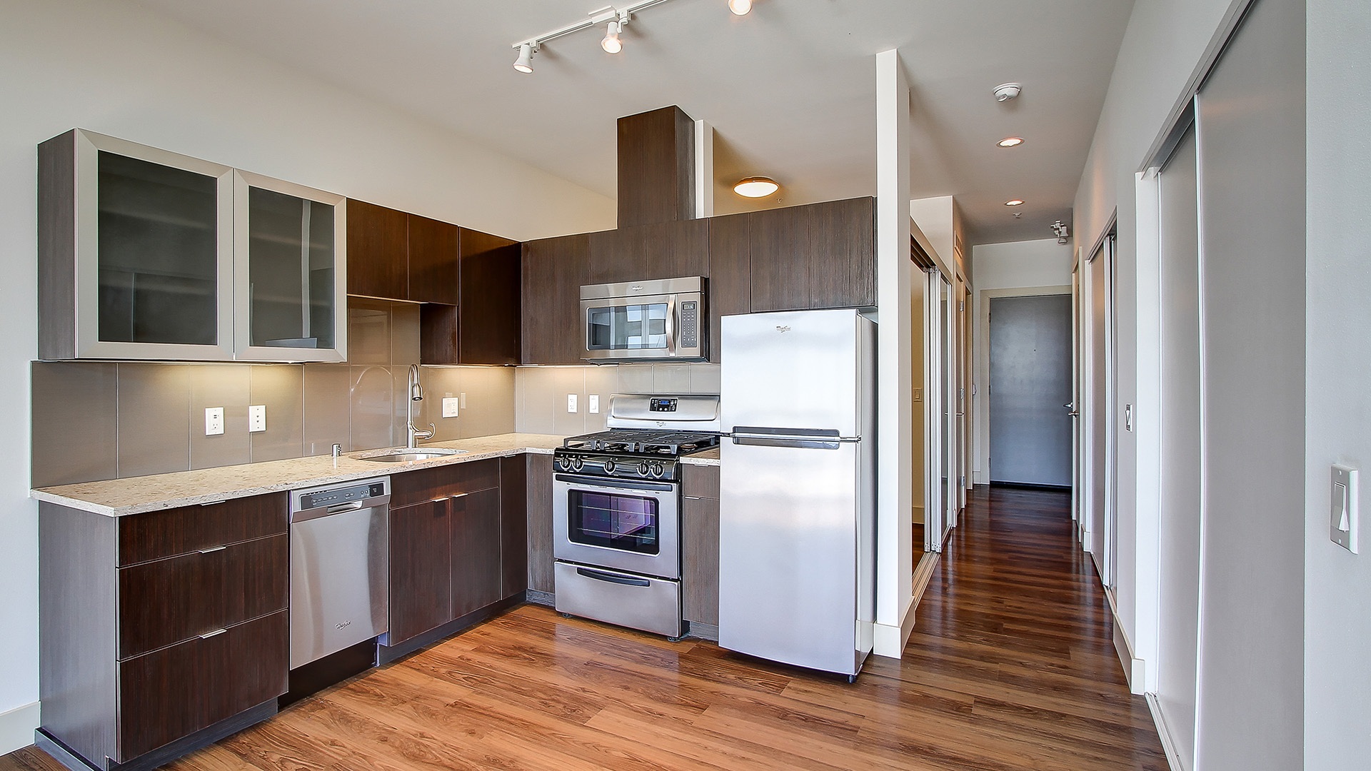 Collins on pine 1bedroom kitchen view2