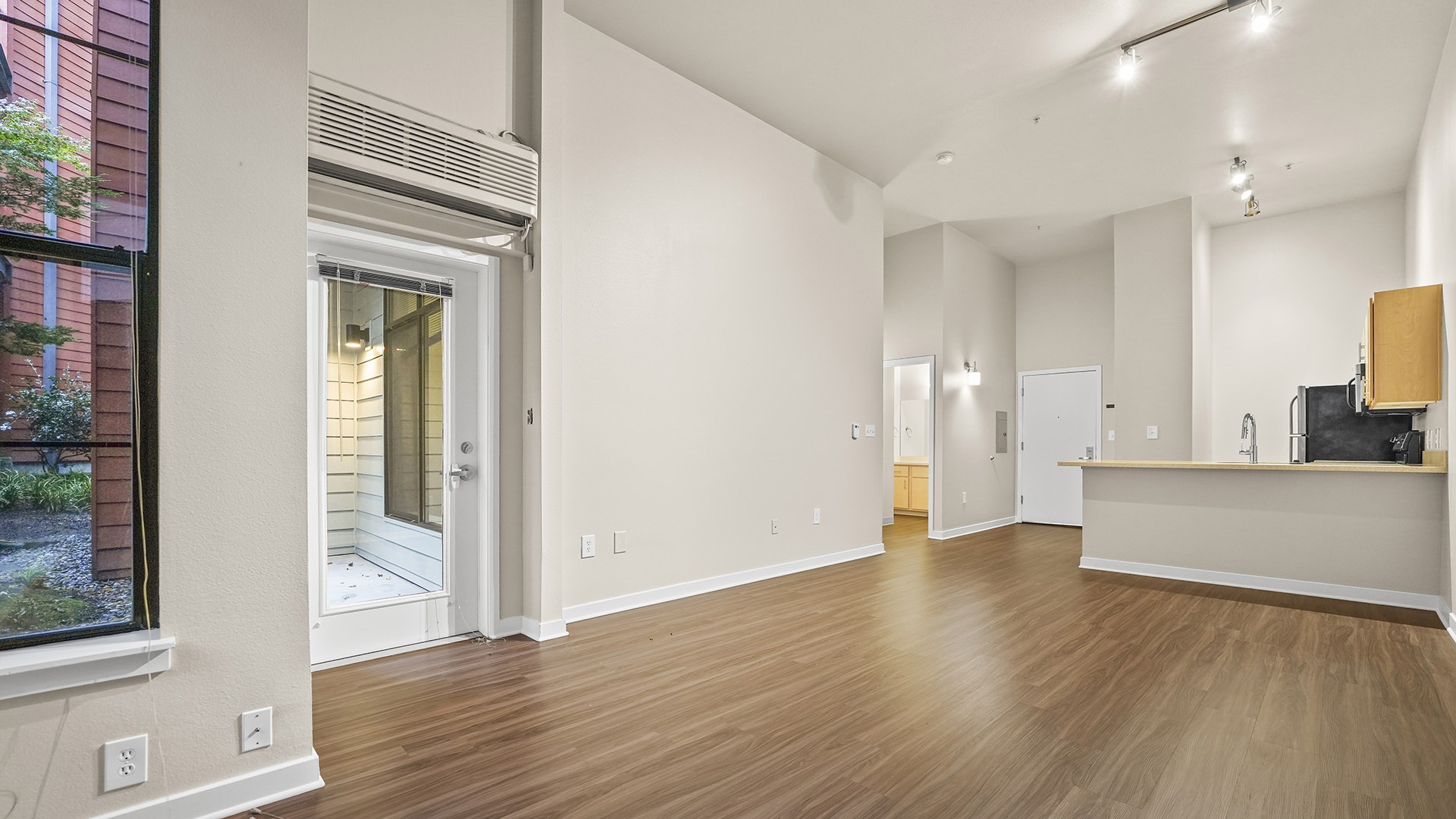 Kearney plaza portland or 1 bedroom a 113 living room view1