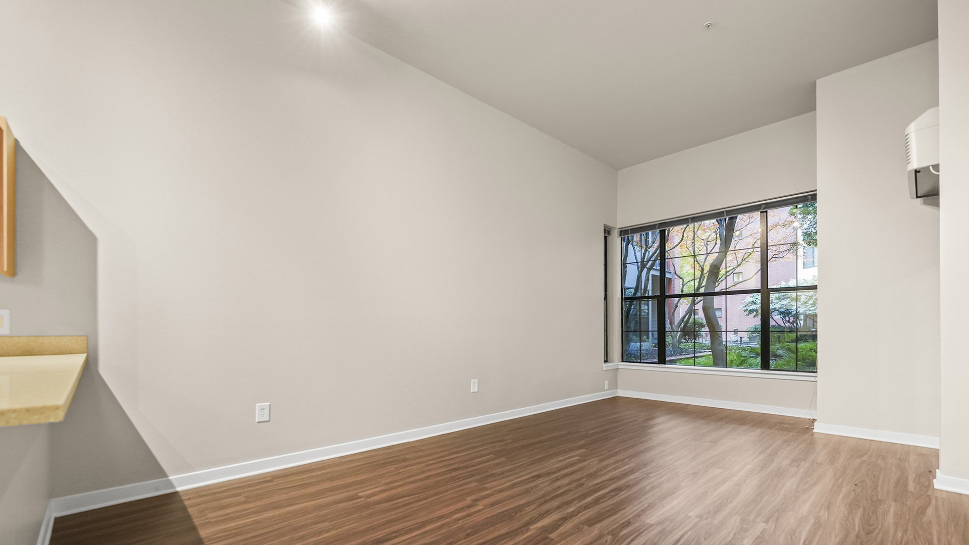 Kearney plaza portland or 1 bedroom a 113 living room view3