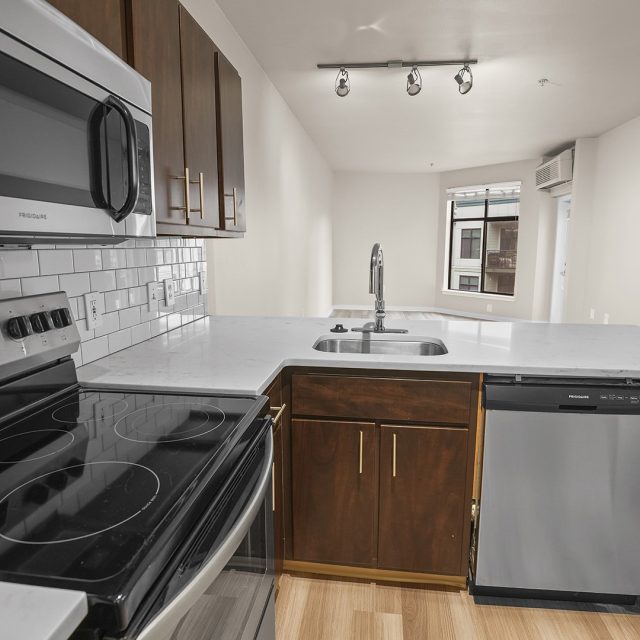 Kearney plaza portland or 1 bedroom b 514 kitchen view2