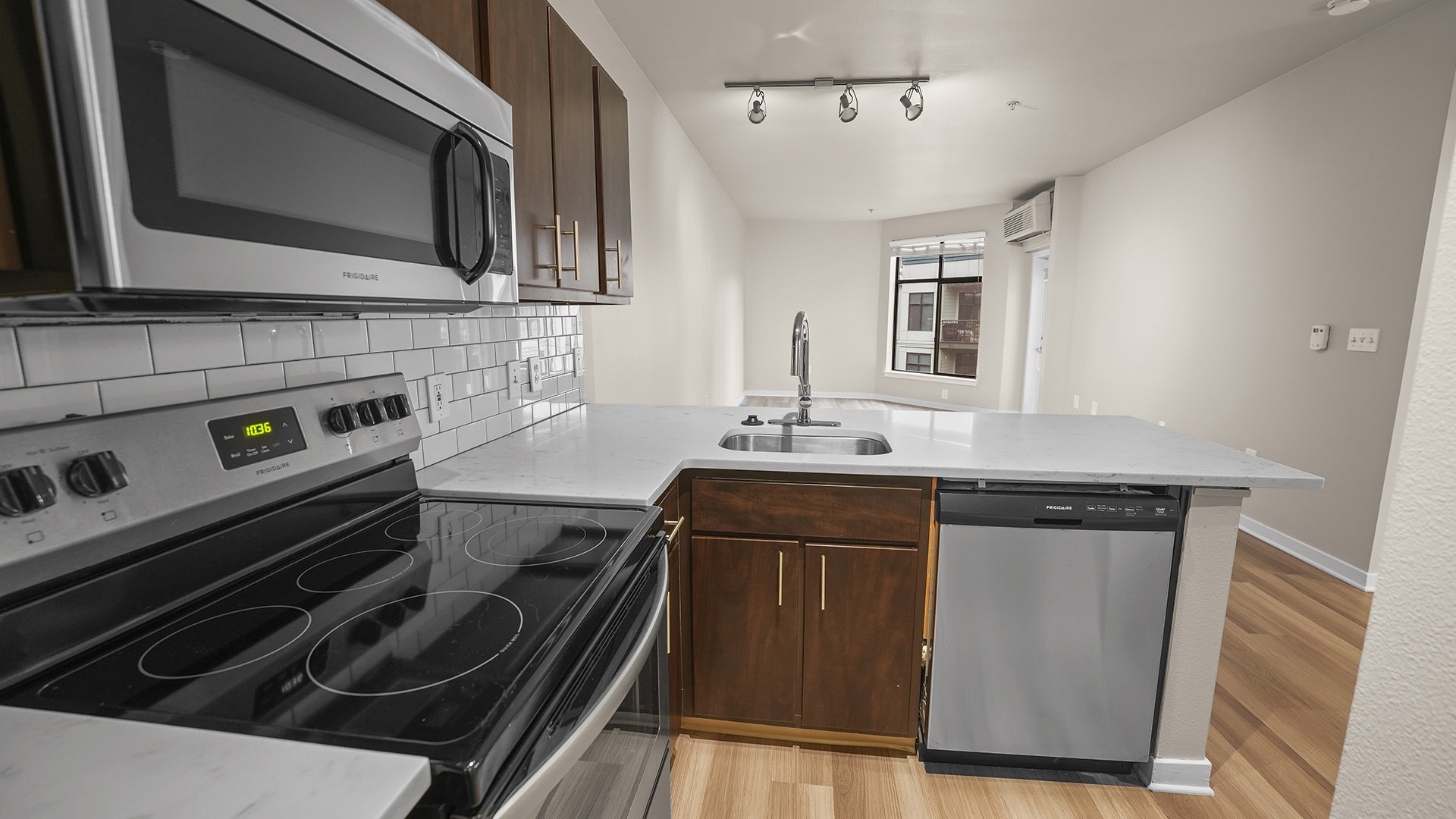 Kearney plaza portland or 1 bedroom b 514 kitchen view2