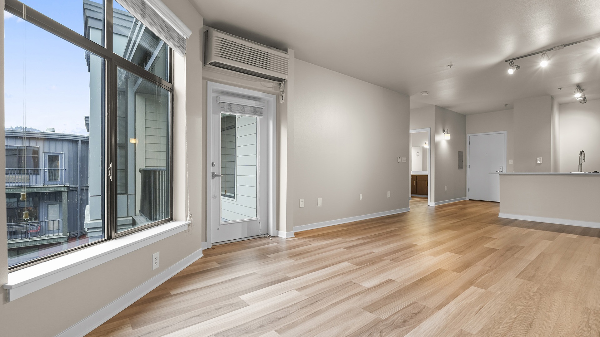 Kearney plaza portland or 1 bedroom b 514 living room view1