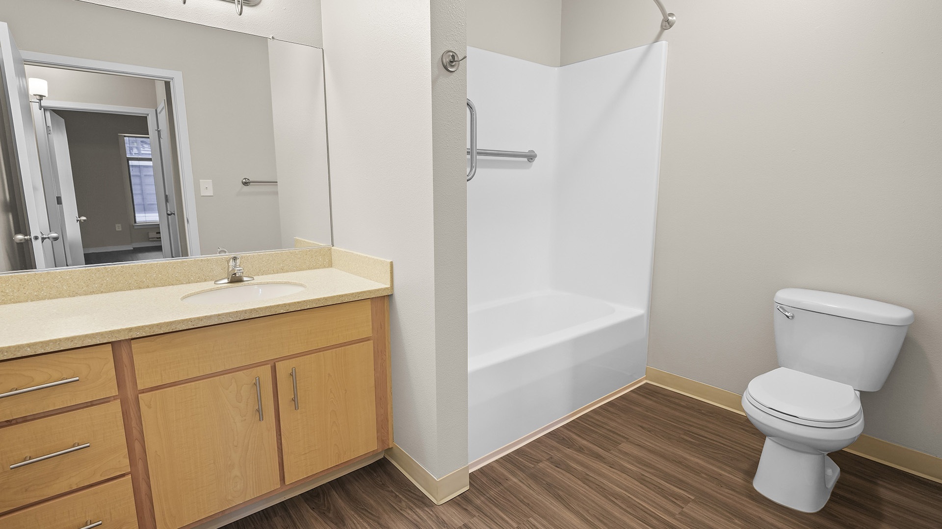 Kearney plaza portland or 2 bedroom a 521 bathroom view1