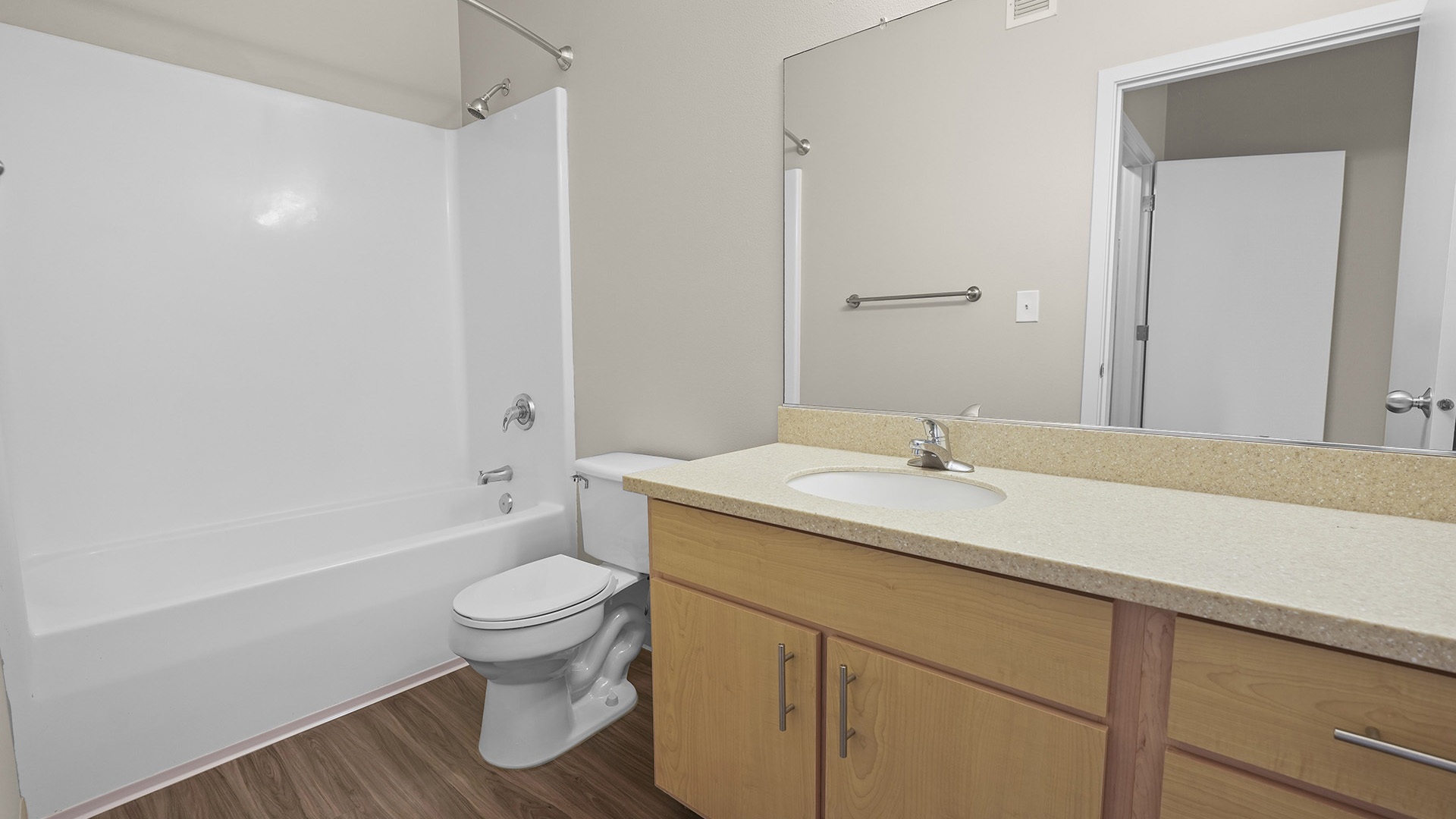 Kearney plaza portland or 2 bedroom a 521 bathroom view2