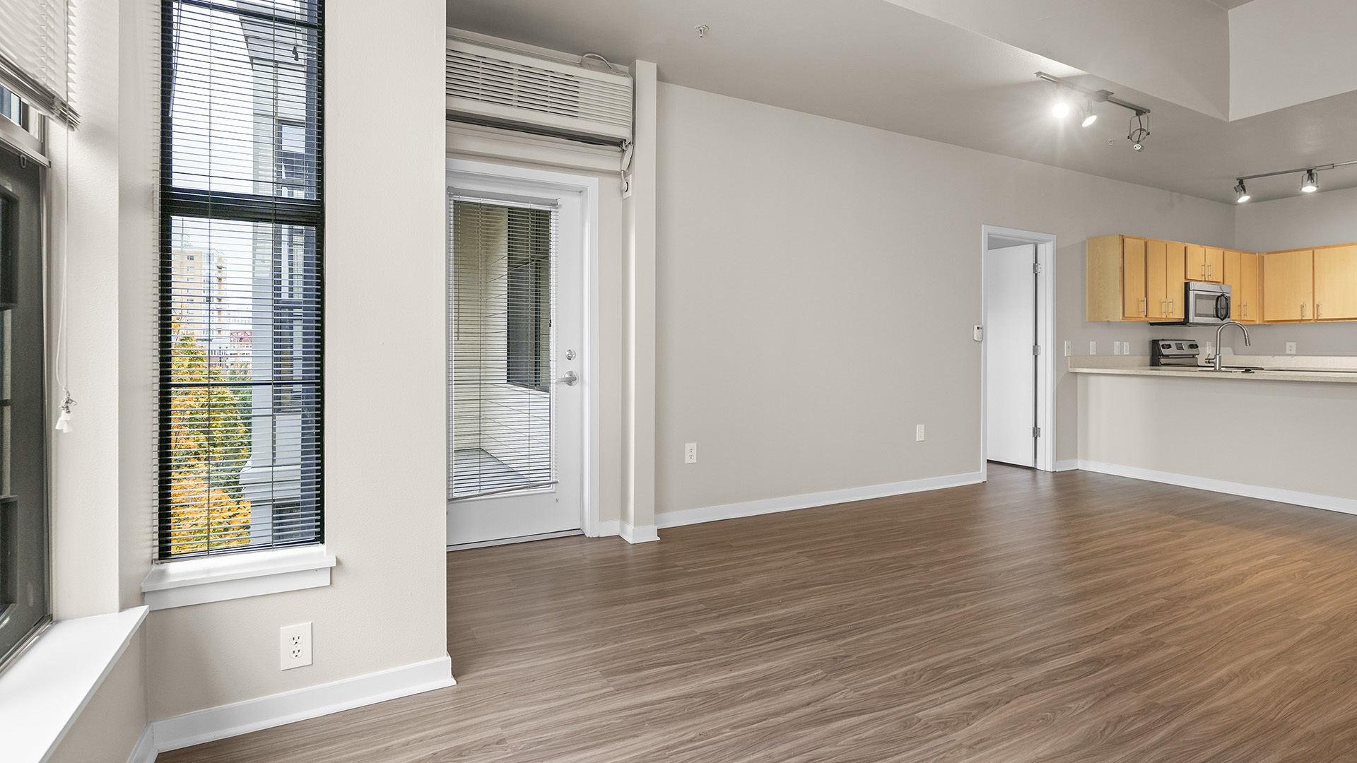 Kearney plaza portland or 2 bedroom a 521 living room view1