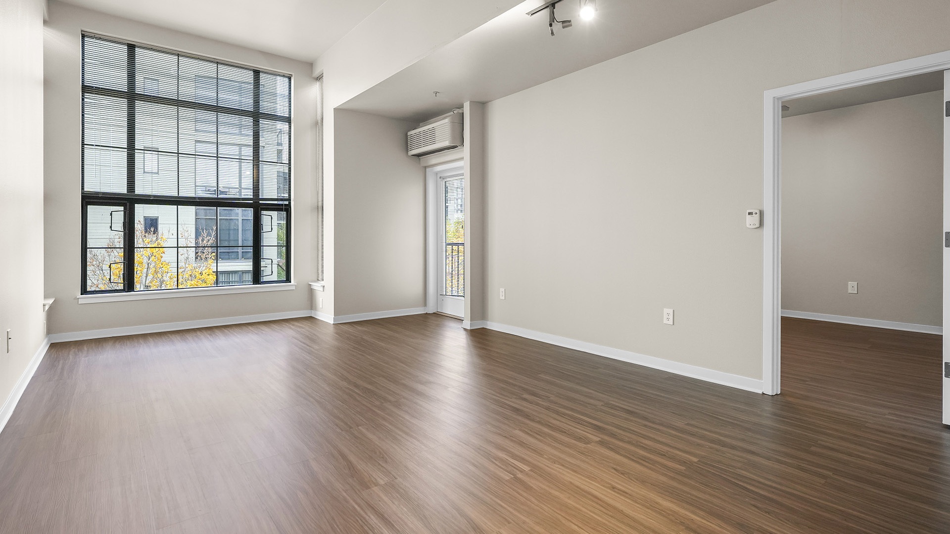 Kearney plaza portland or 2 bedroom a 521 living room view2