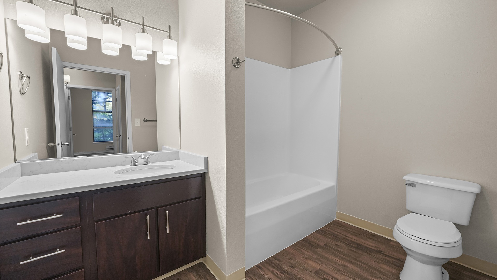 Kearney plaza portland or 2 bedroom B 103 bathroom1