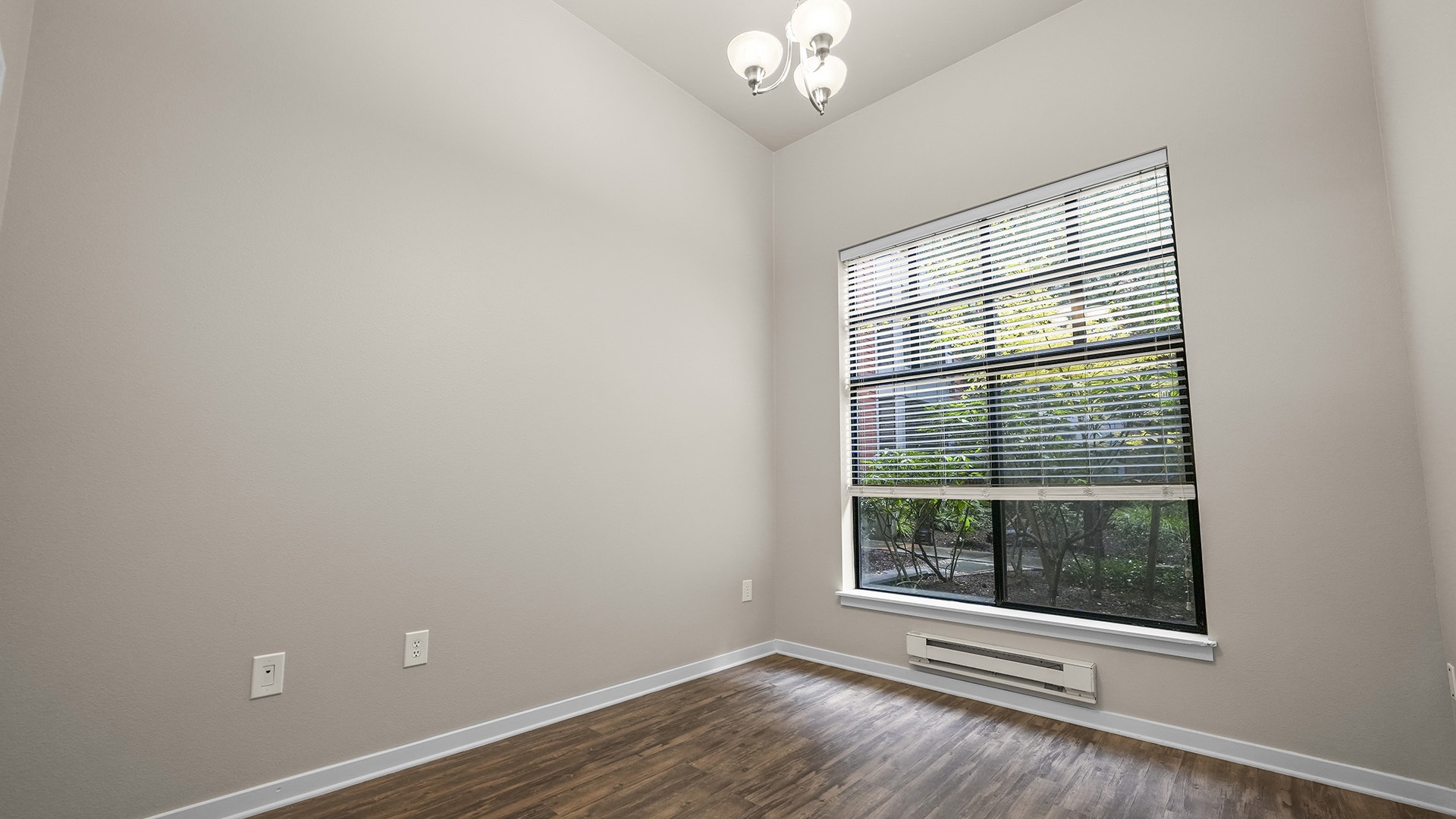 Kearney plaza portland or 2 bedroom B 103 bedroom1 view1