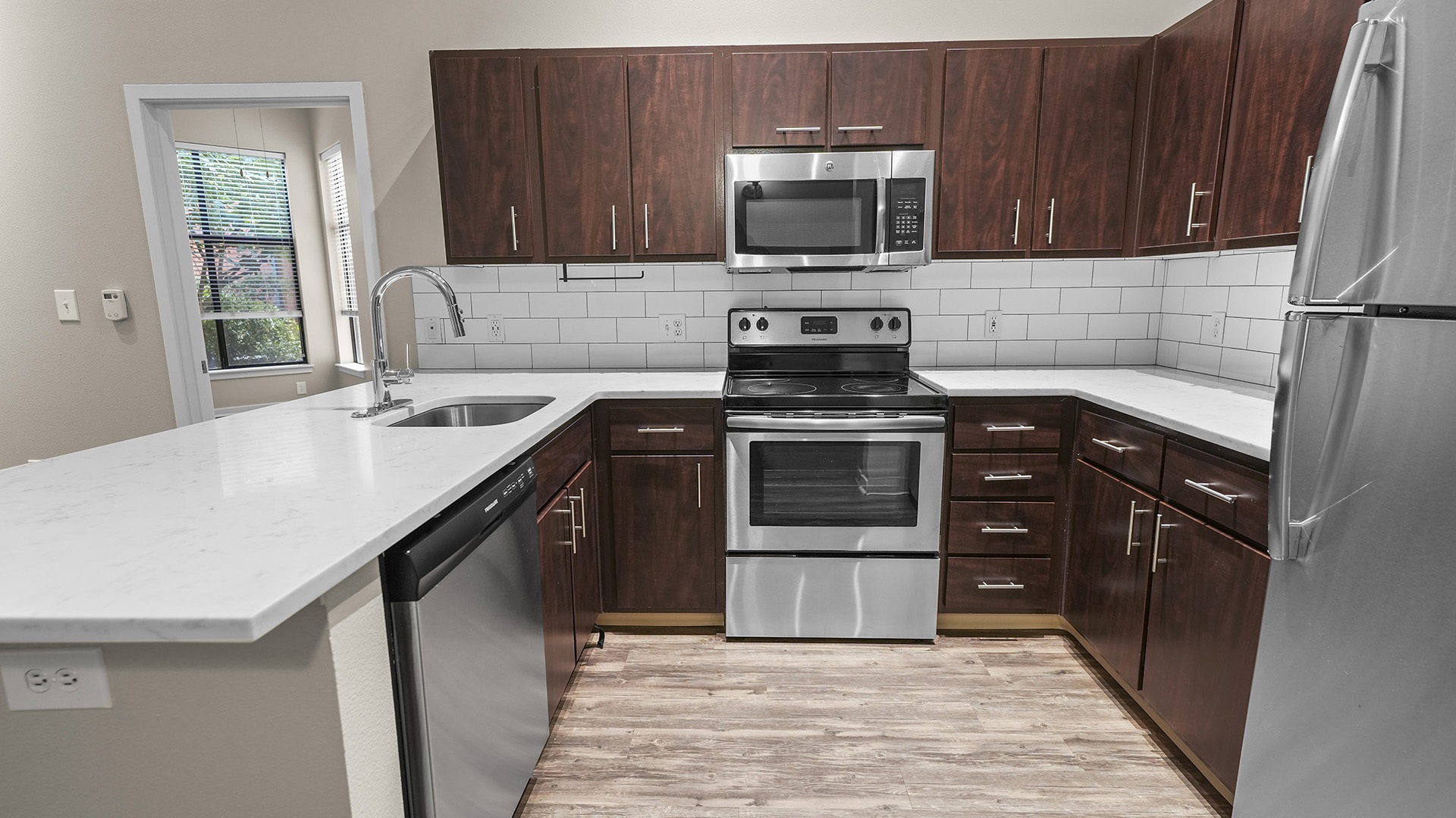 Kearney plaza portland or 2 bedroom B 103 kitchen view1