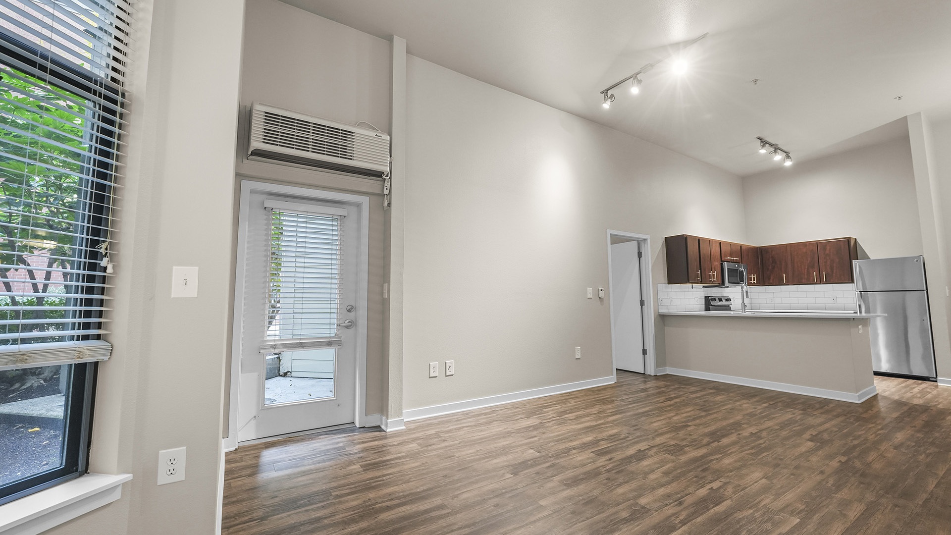 Kearney plaza portland or 2 bedroom B 103 living room view2