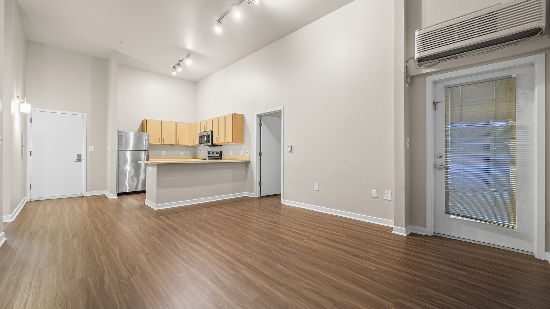 Kearney plaza portland or 2 bedroom d 112 living room view2