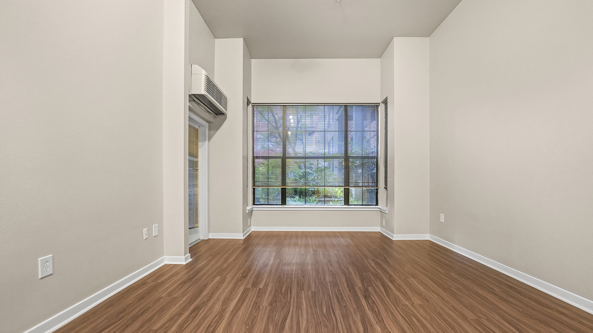 Kearney plaza portland or 2 bedroom d 112 living room view3