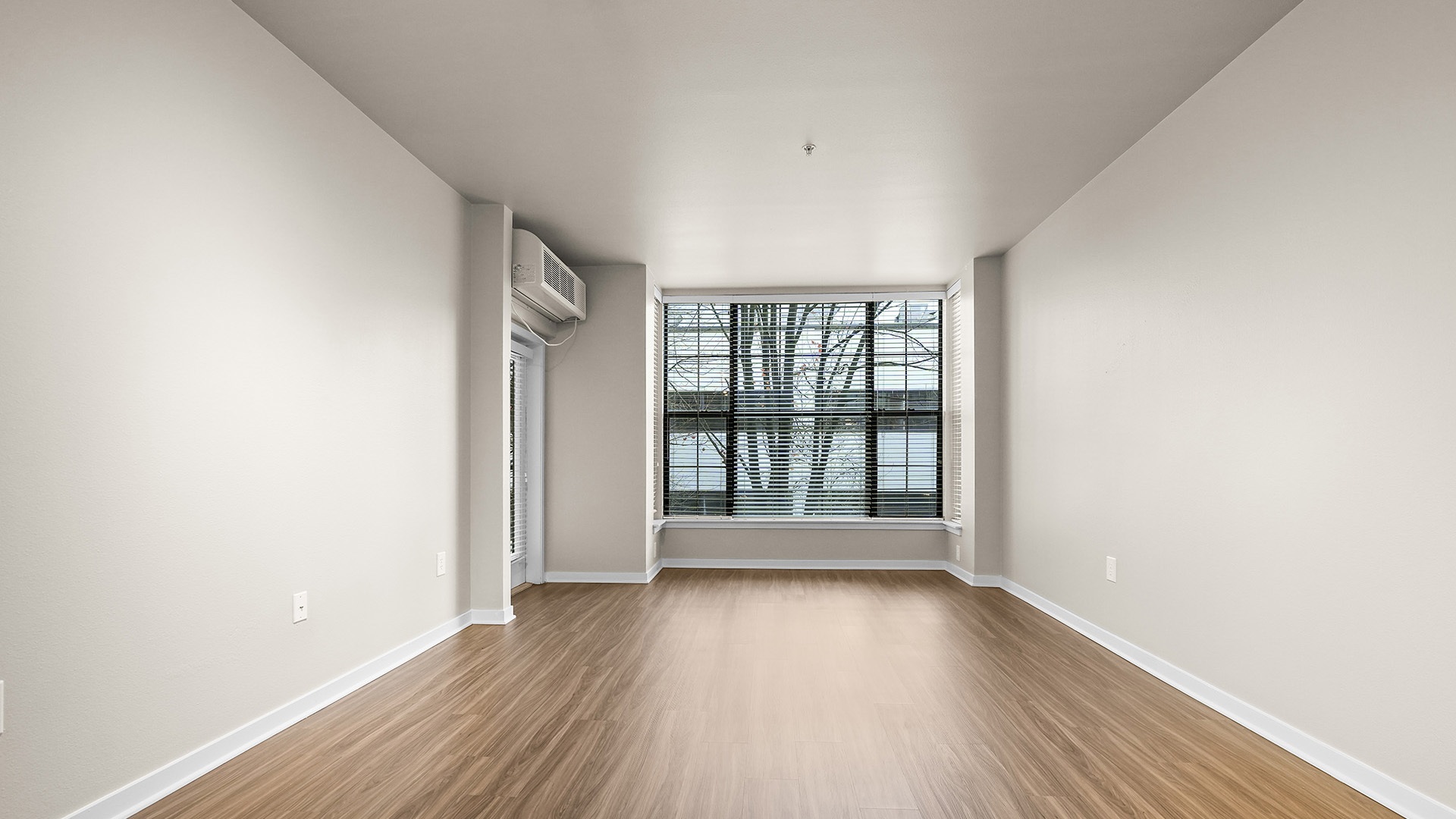 Kearney plaza portland or 2 bedroom f 209 living room view1