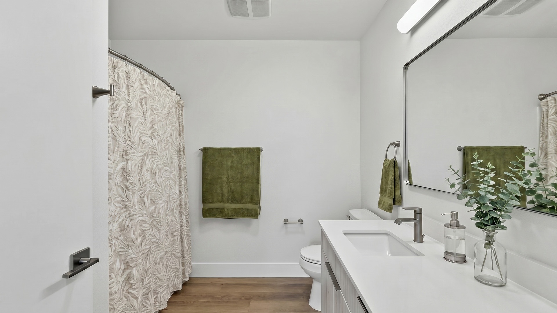 Link bellevue 1x1b bathroom view1 furnished
