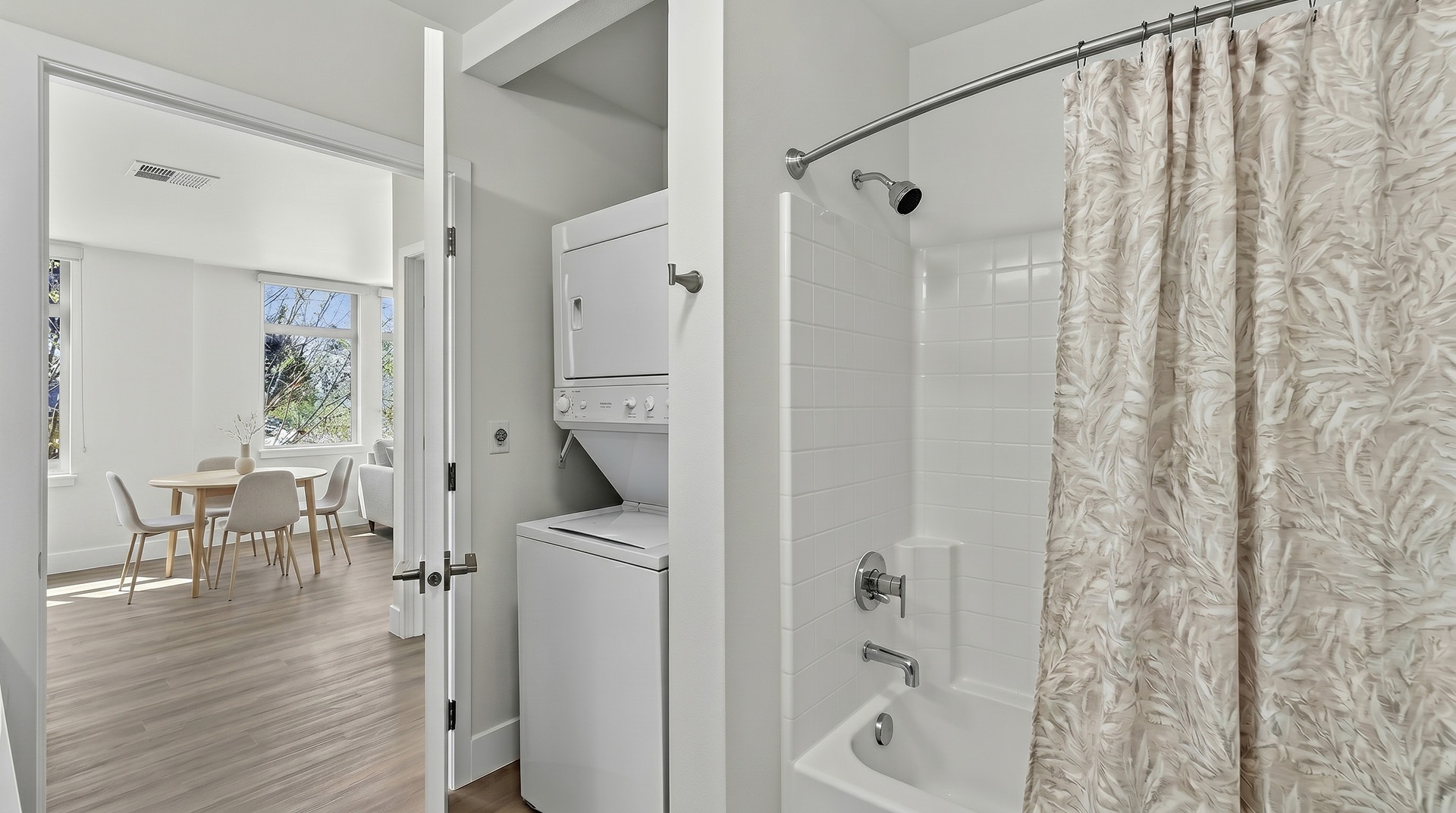 Link bellevue 1x1b bathroom view2 furnished