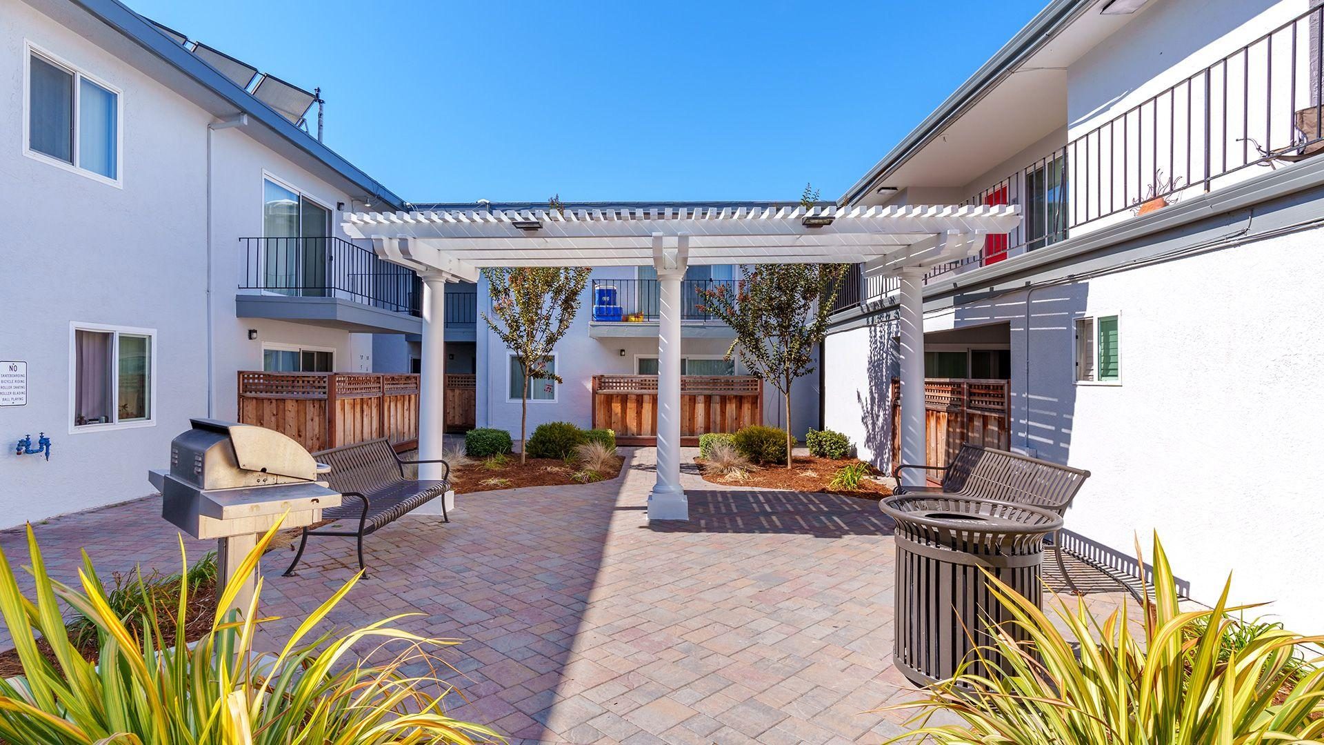 Marina haven courtyard pergola bbq