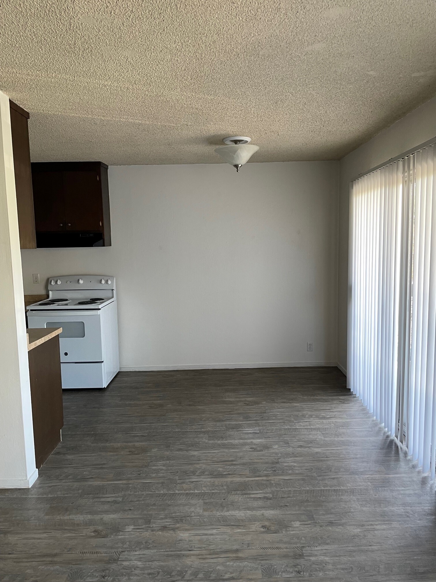0324 B3 1br dining room 315