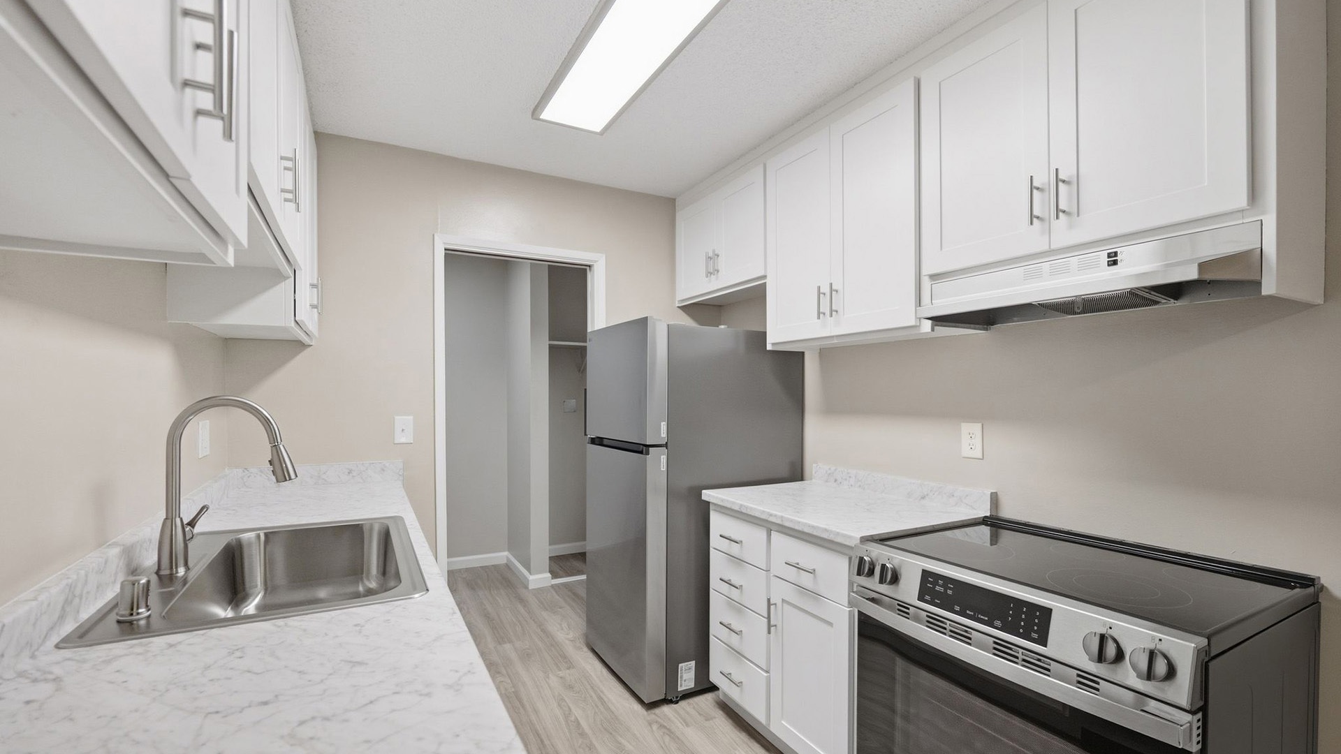 Mariposa Unit215 kitchen2