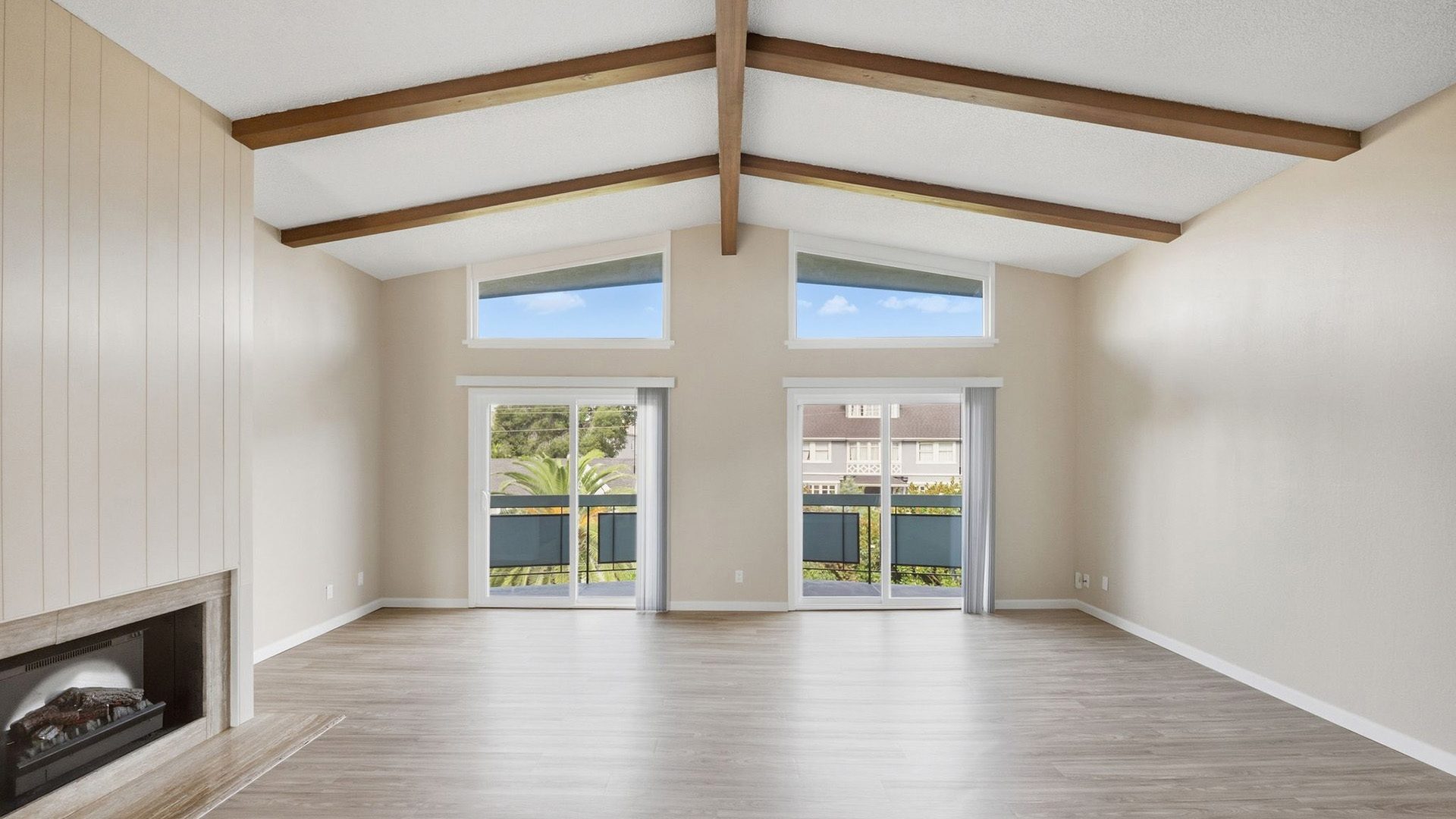 Mariposa Unit402 living1