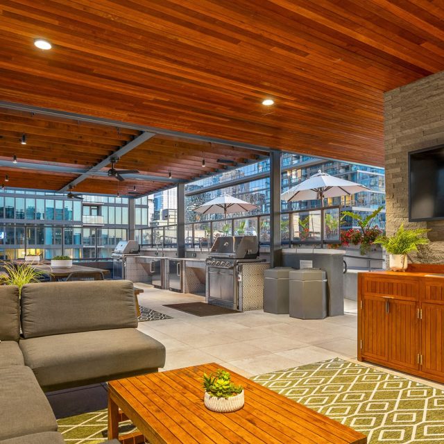 Marlowe north river rooftop lounge view3