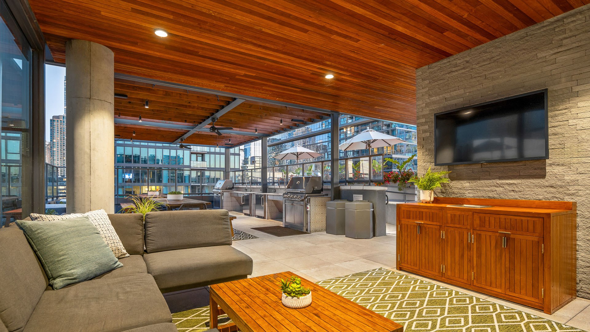 Marlowe north river rooftop lounge view3