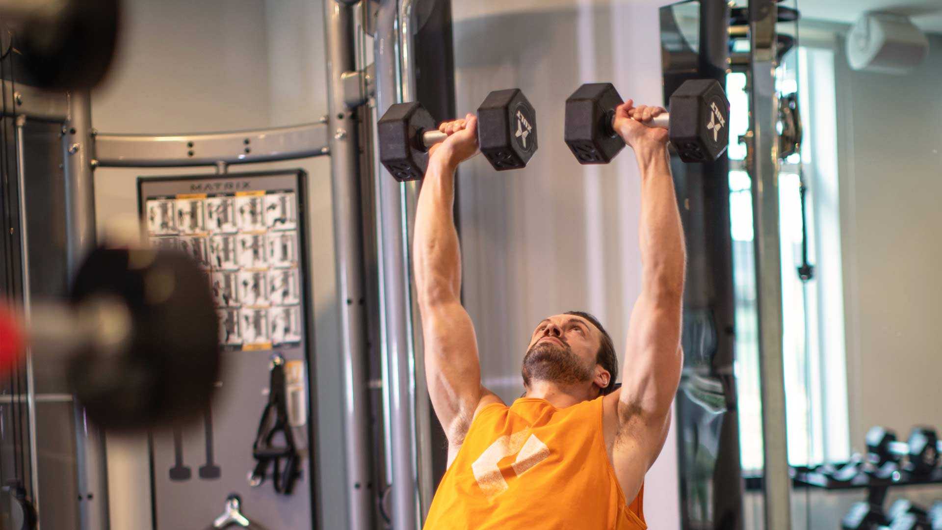 Reve lifestyle man exercising fitness center