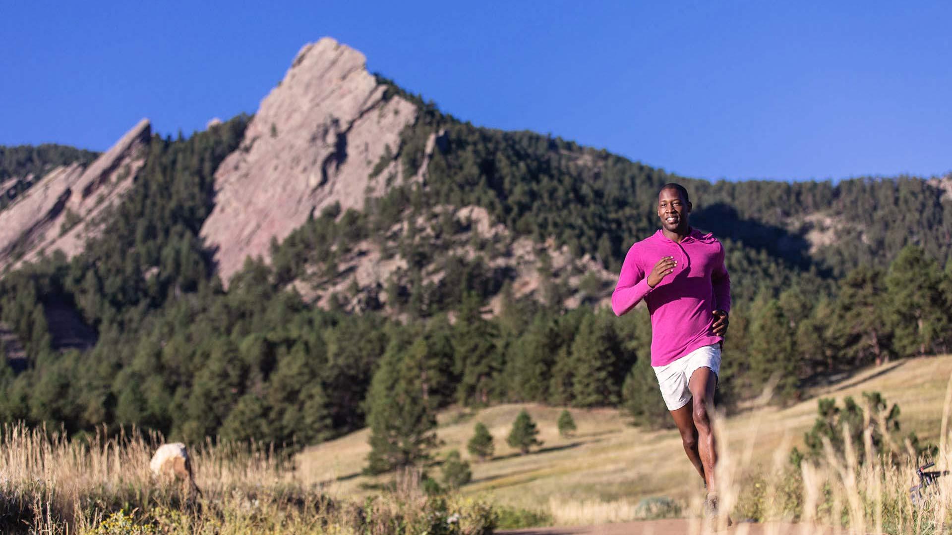 Reve lifestyle man jogging near flatirons