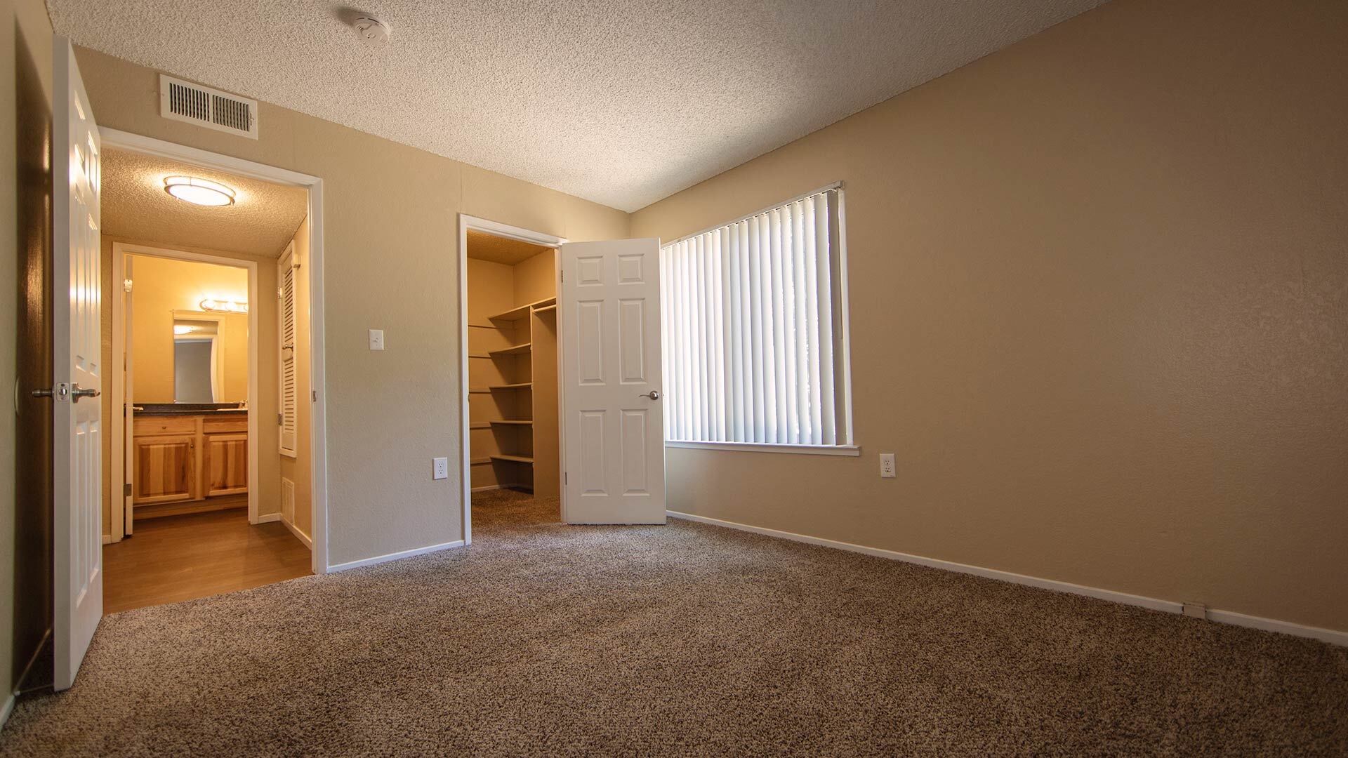 Sierra vista diamond peak livingroom view 4