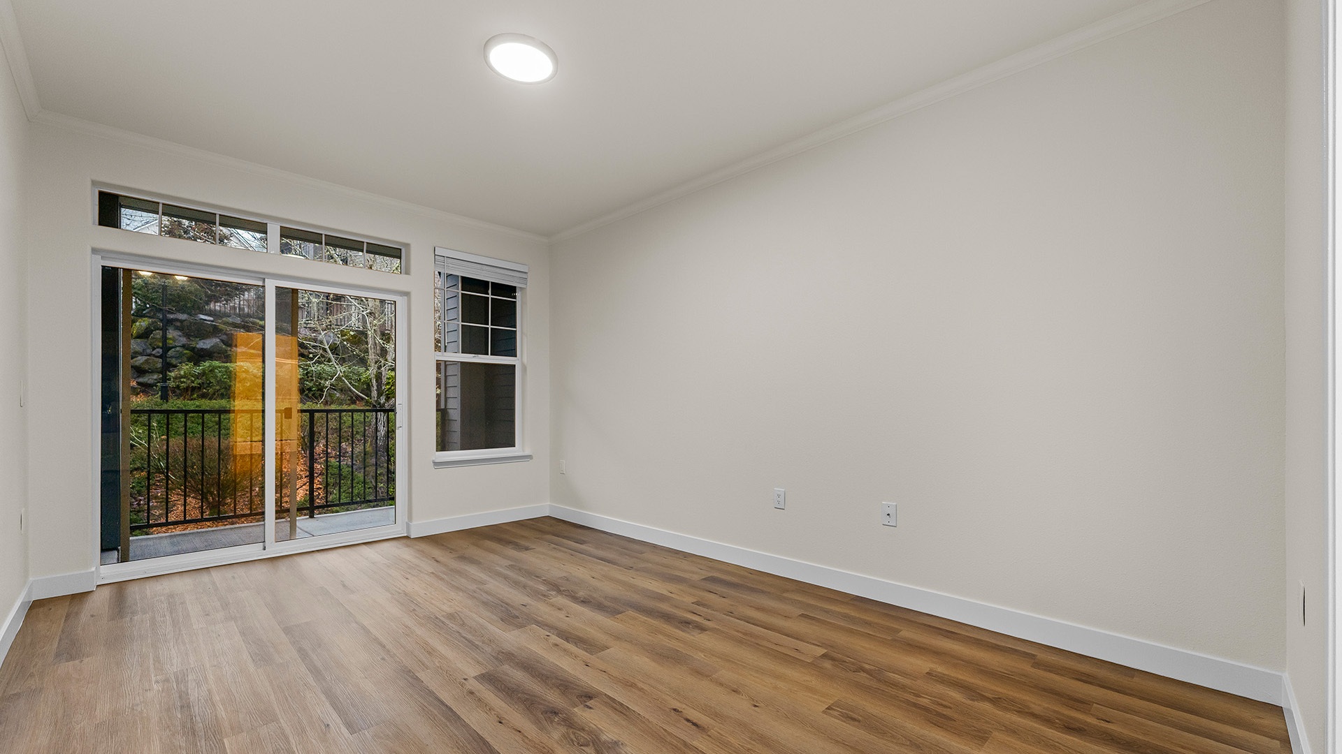 Summerlinn west linn unit 1410 modern living room view1