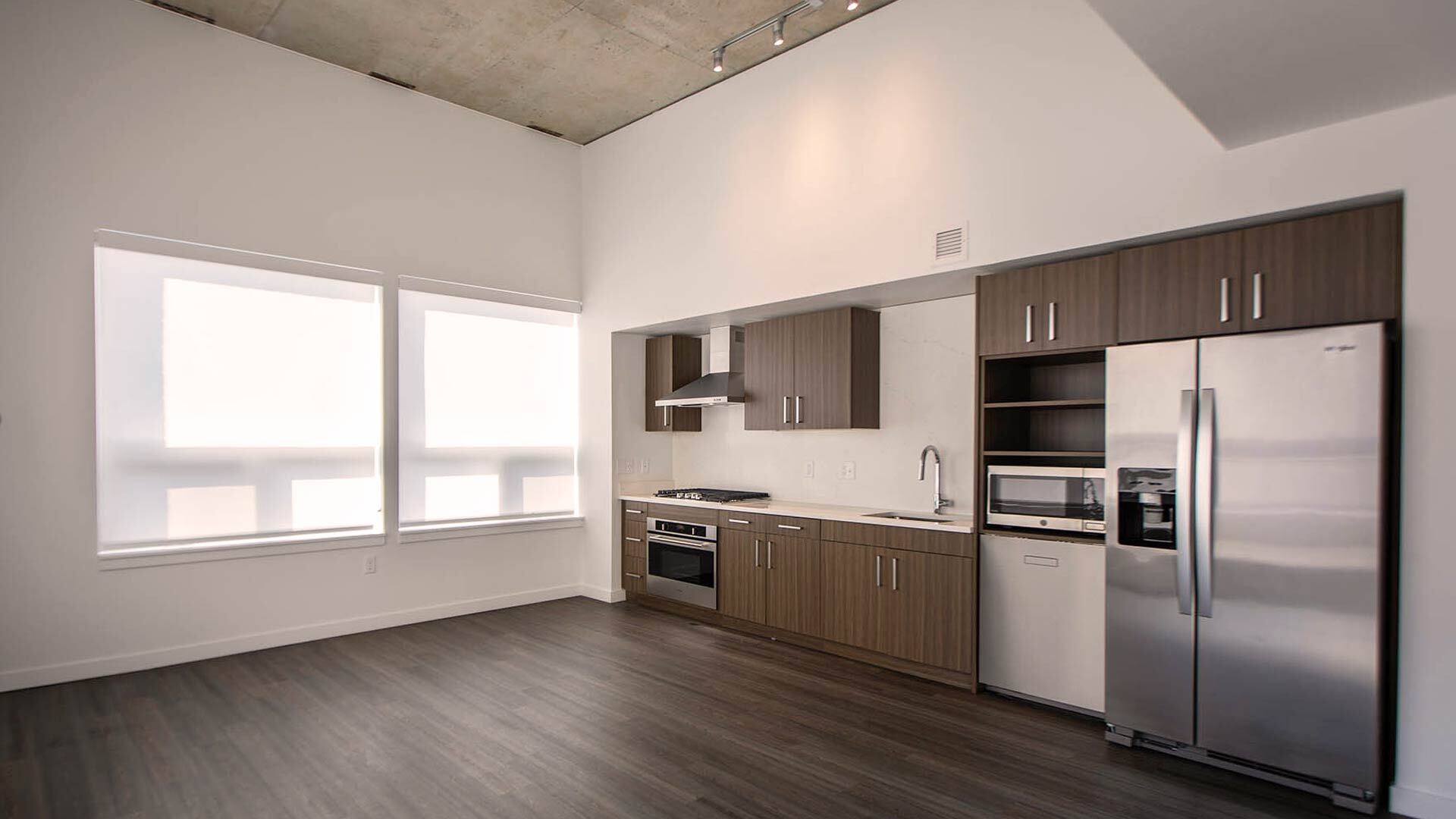 Goss C10 1br kitchen view 1