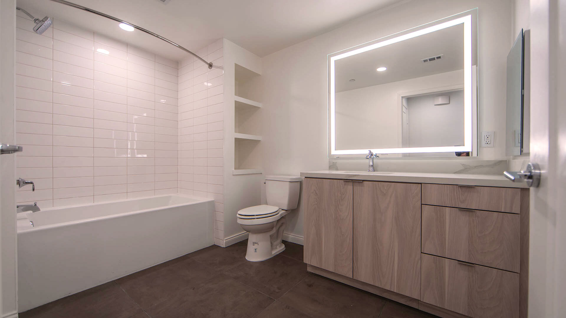 Vilara Uptown full bath lighted mirror