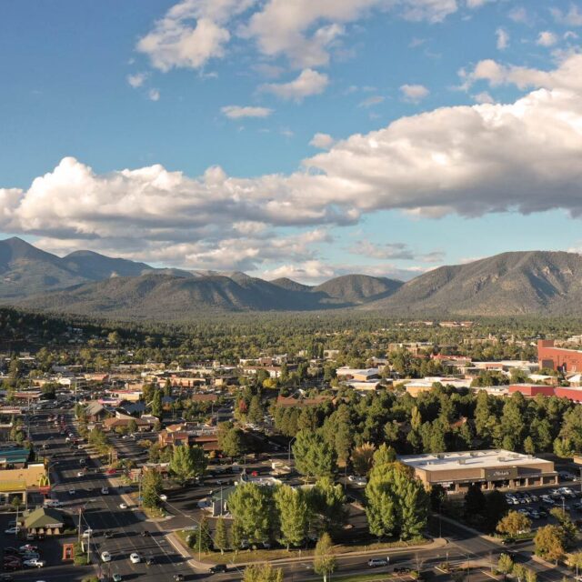 Vlm flagstaff aerial i Stock 1056101688